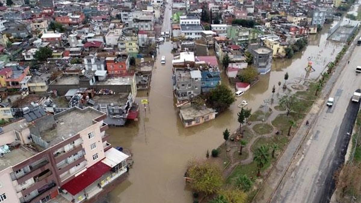 Adana göle döndü! Okullar tatil edildi