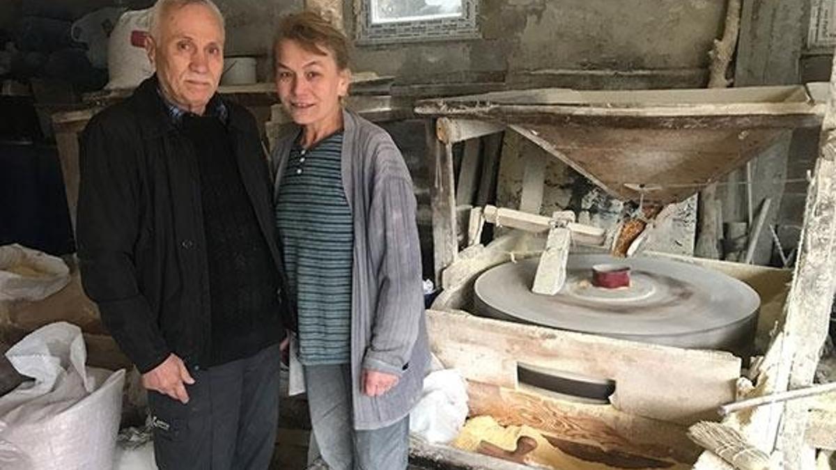 Karı koca bir asırlık geleneği yaşatmaya çalışıyorlar