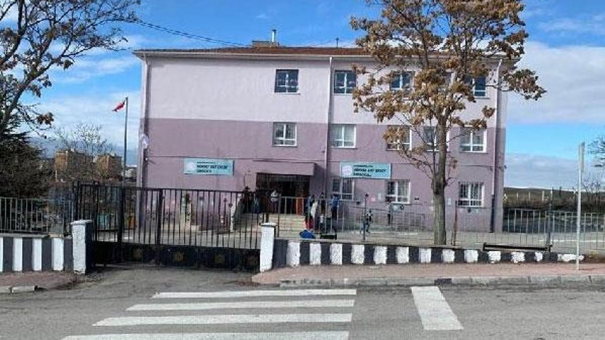 Okulda rezalet! Hademe iki kız kardeşe...