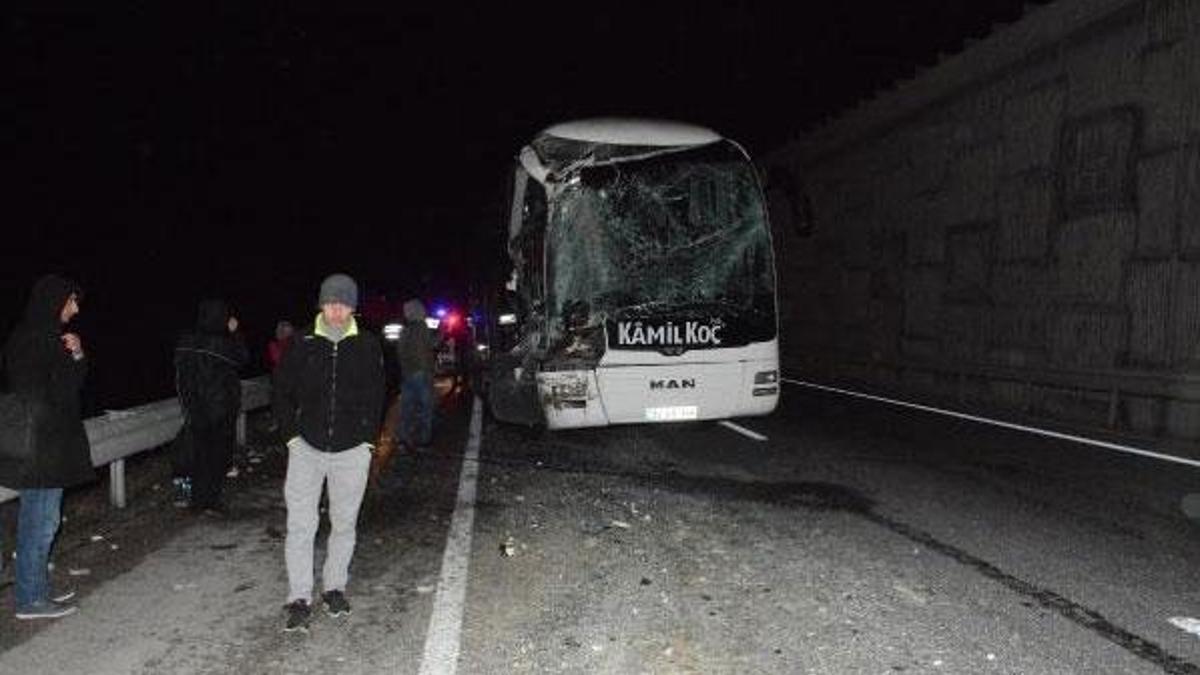 Yolcu otobüsü, hafriyat kamyonuyla çarpıştı