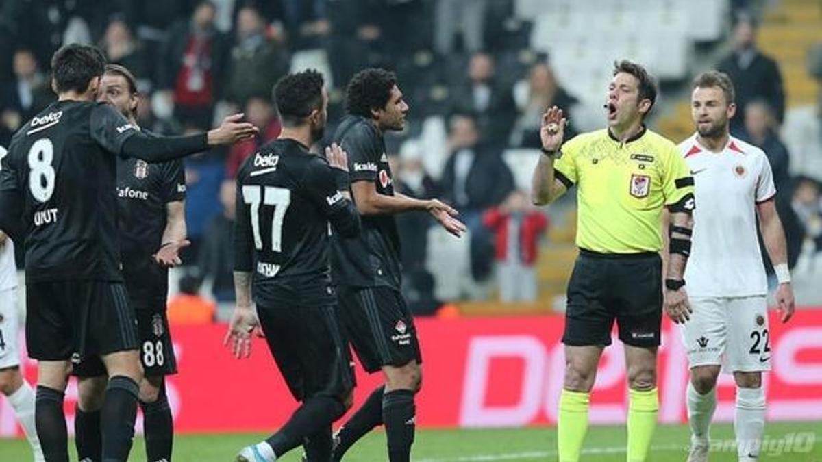 Beşiktaş taraftarından hakeme tepki! Çift kırmızı...