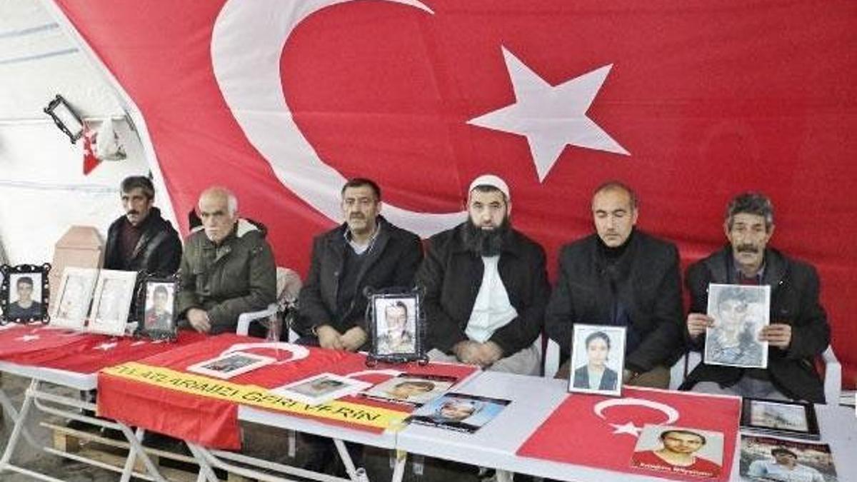 Evlat nöbetindeki baba: Oğlum 3 kişi teslim oldu, çabuk gel!