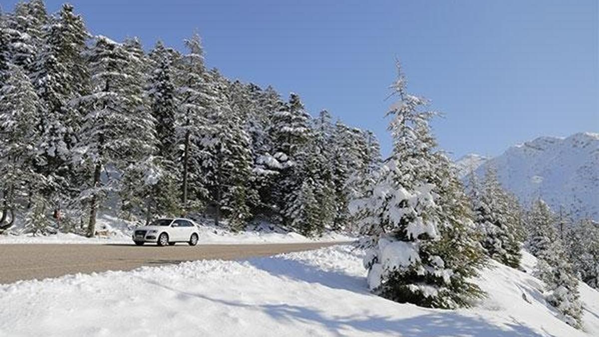Burası Antalya! Kar yarım metreye ulaştı