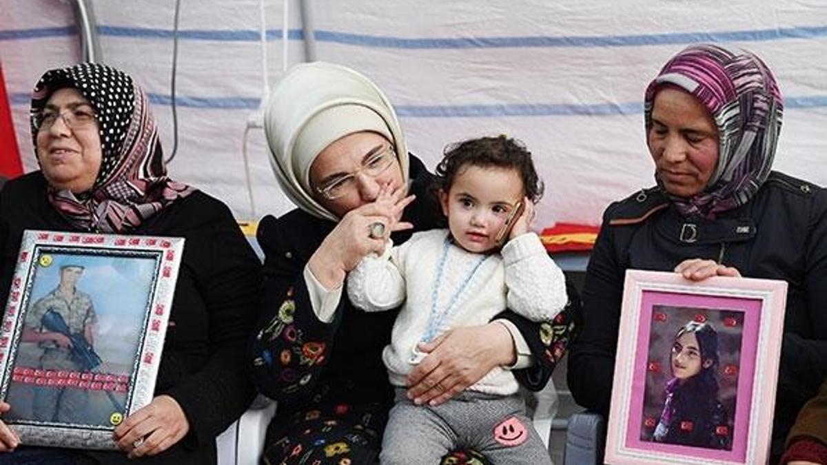 Emine Erdoğan’dan evlat nöbetindeki 'Diyarbakır Anneleri'ne ziyaret!