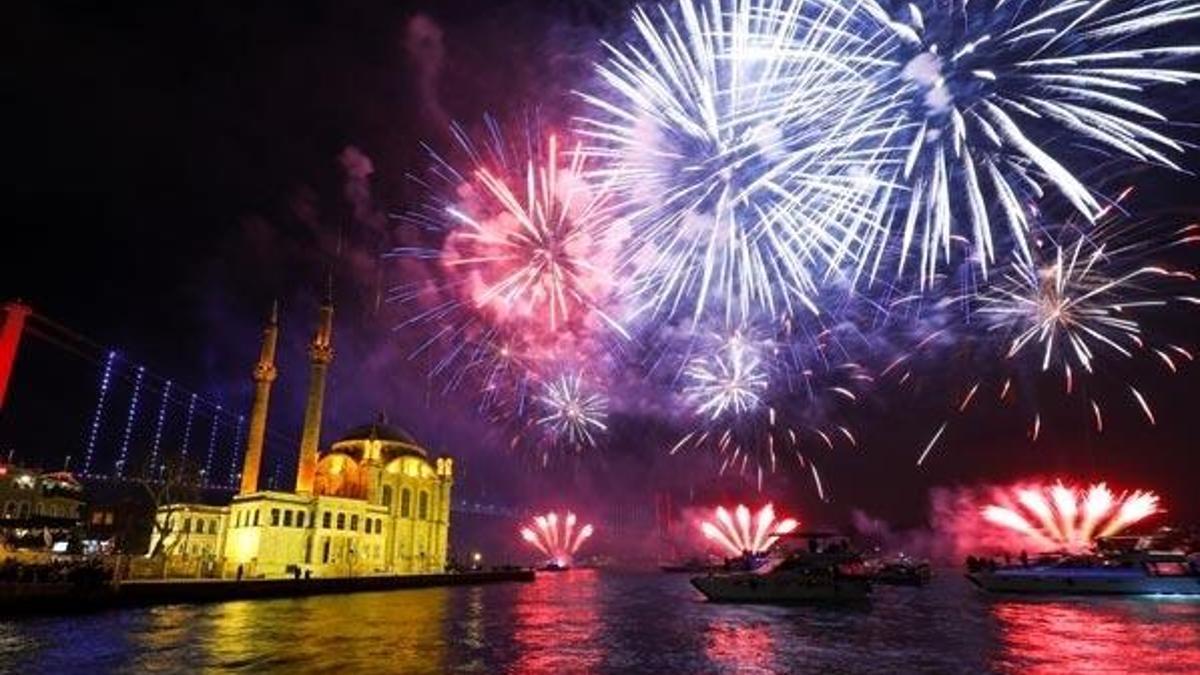 İstanbul'da nefes kesen görüntüler! Yeni yıla 'ışıl ışıl' girildi