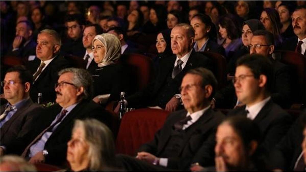 Cumhurbaşkanı Erdoğan Leyla ile Mecnun oyununu izledi