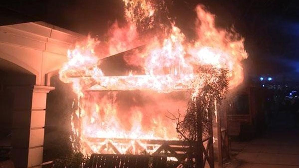 Avcılar'da parktaki kameriye alev alev yandı