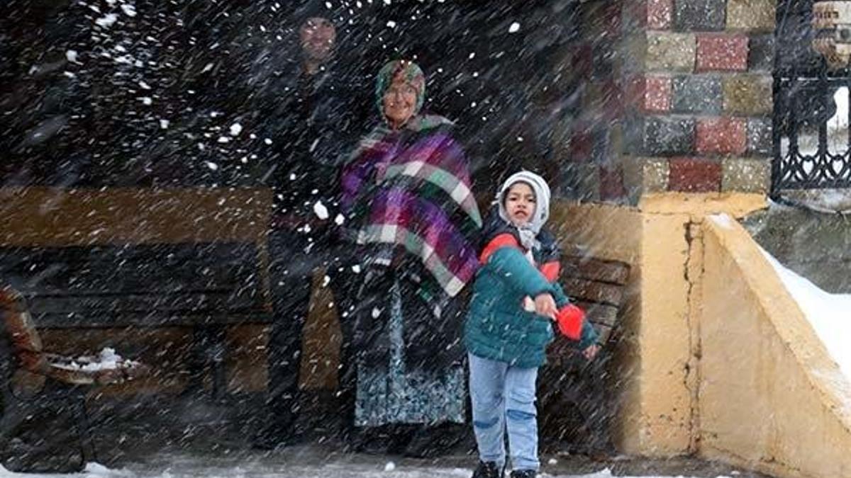 Hangi il ve ilçelerde okullar tatil edildi? Kar tatili açıklaması