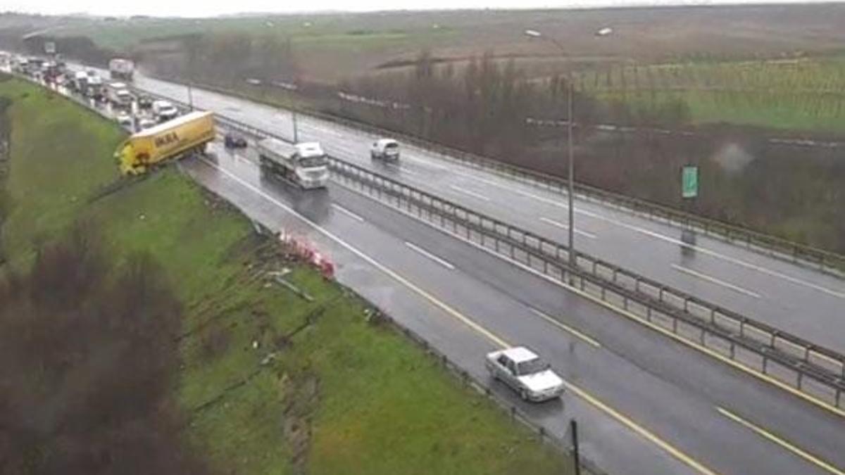 Dikkat! TEM'de kaza... Trafik durdu