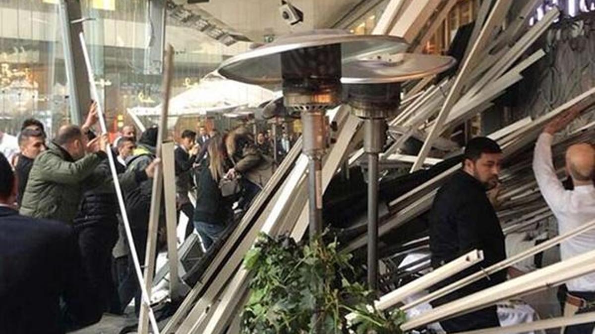 İstanbul'da AVM'nin çatısı çöktü