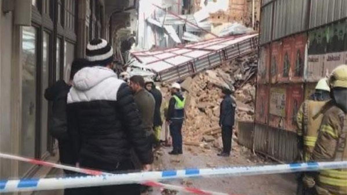 İstanbul'da inşaat halindeki bina çöktü!