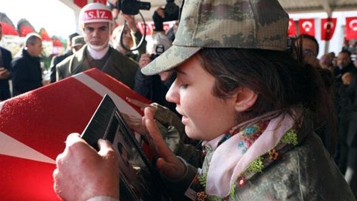 Şehit nişanlısını, askeri kıyafetle uğurladı