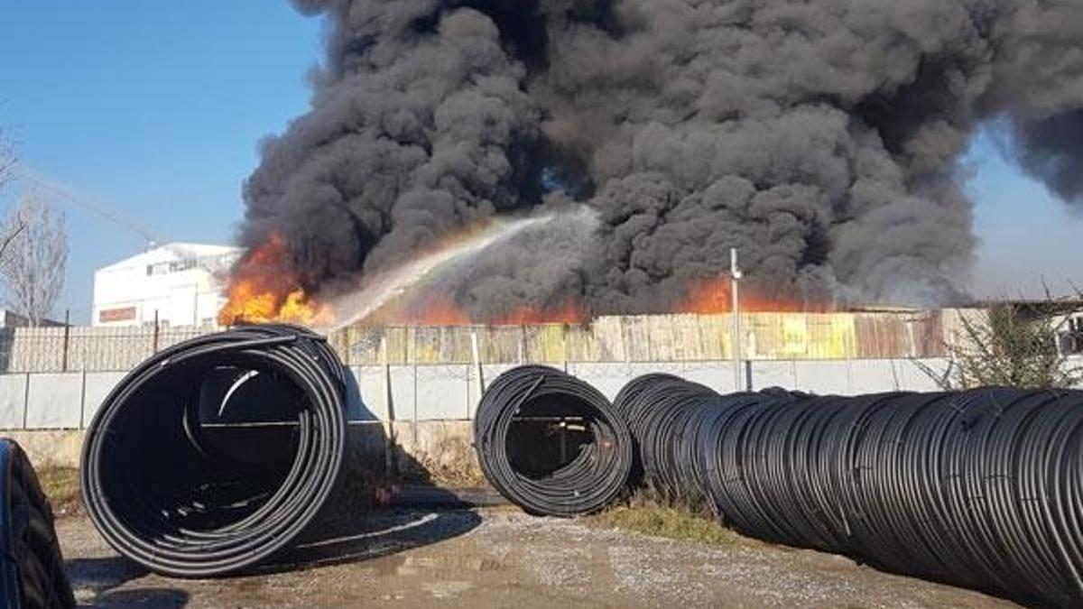 Pendik’te fabrika yangını! Ekipler olay yerinde...