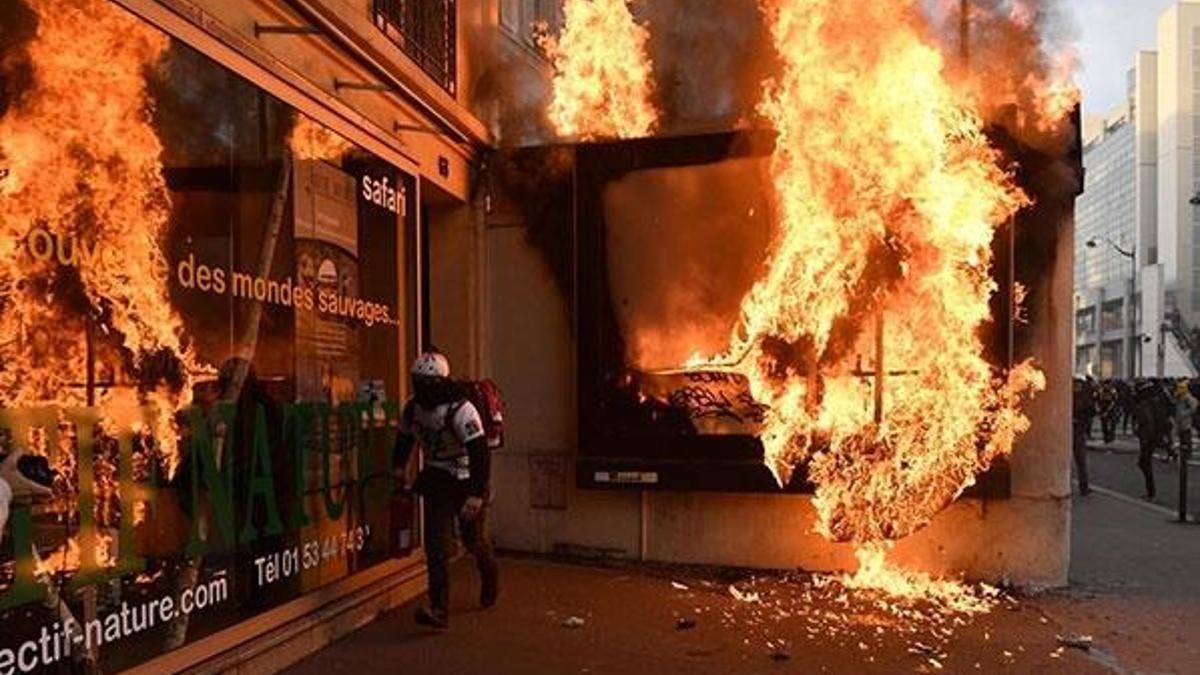 Fransa'da emeklilikte 64 yaş uygulamasından geçici olarak vazgeçildi
