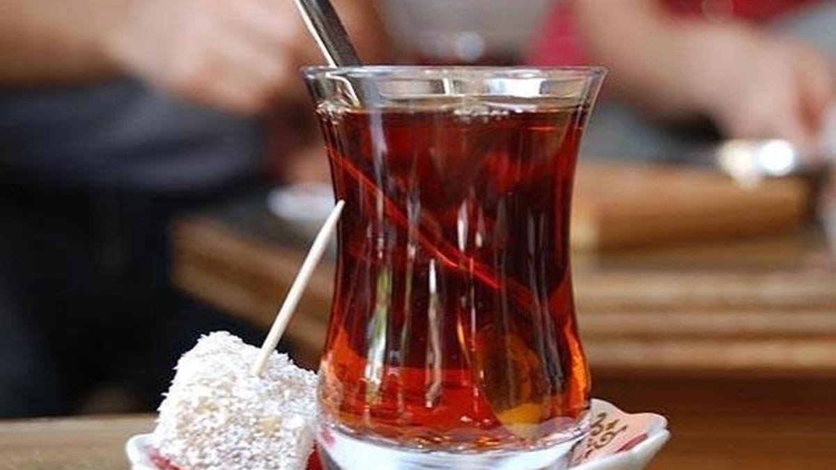 Çayın yanında tatlandırıcı olarak çikolata kullanın