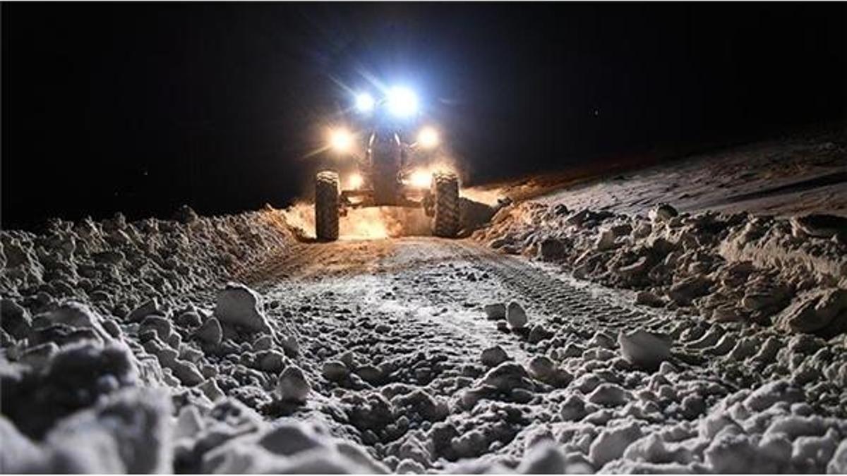 Kardan kapanan köy yolları ulaşıma açıldı