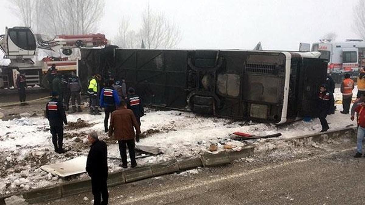 Isparta'da yolcu otobüsü devrildi!