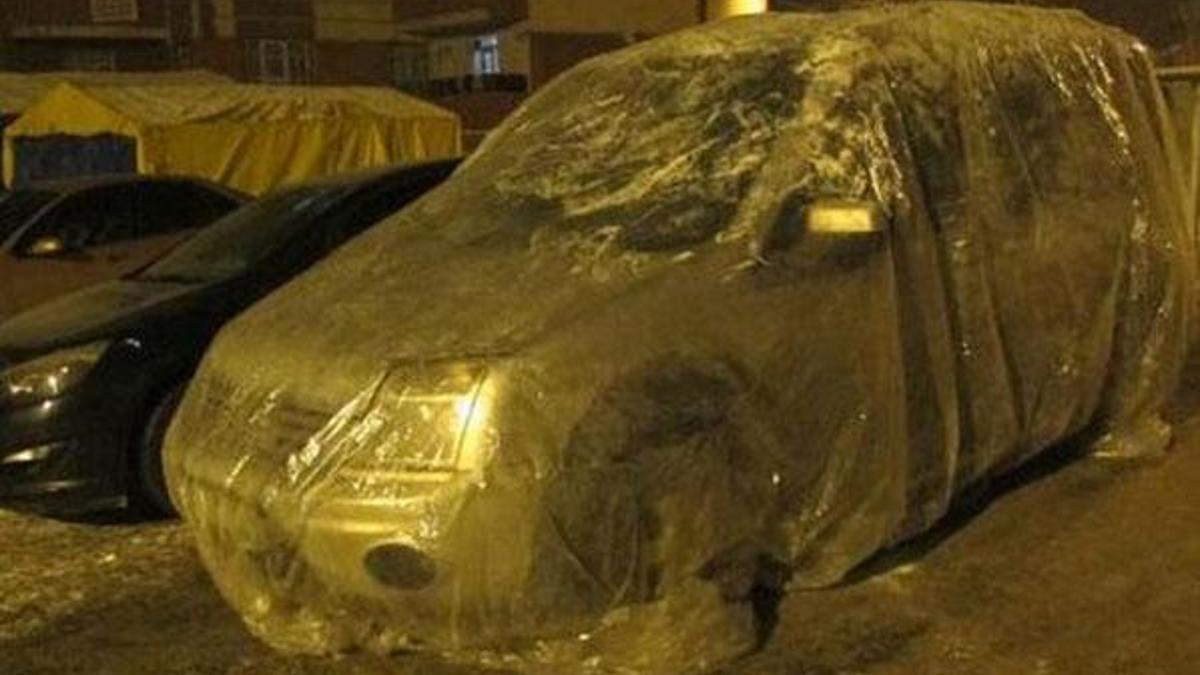 Doğu Anadolu'da hava buz gibi! Araçlar battaniye ve naylonla sarıldı