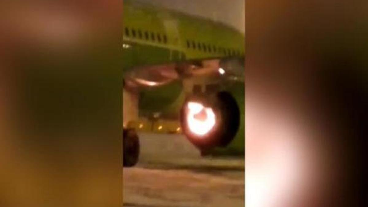 Kalkışa hazırlanan uçağın motoru yandı