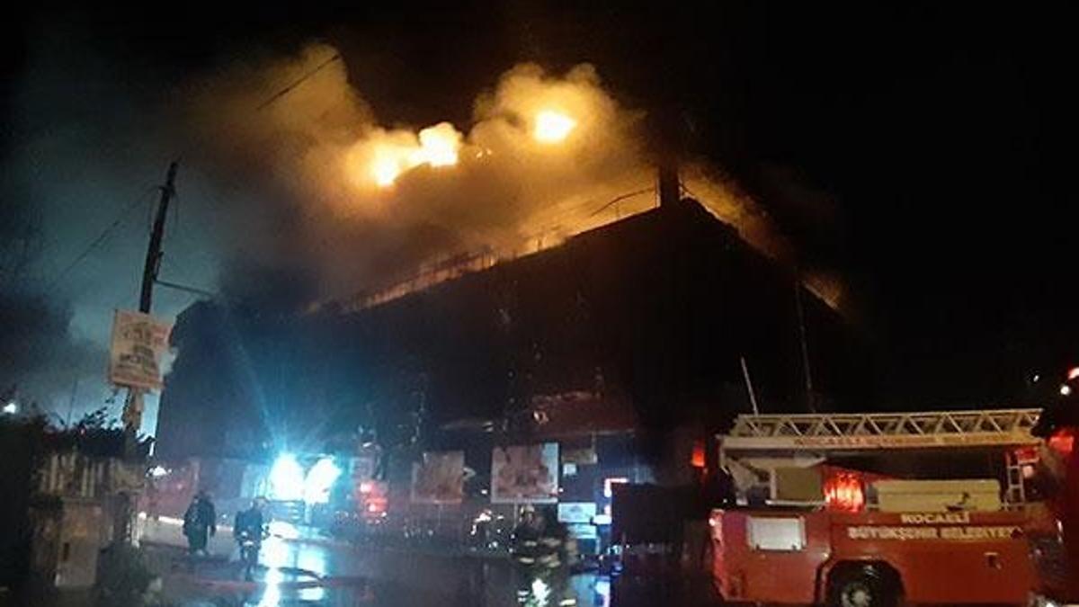 Kocaeli'de bir AVM'nin çatısında yangın çıktı