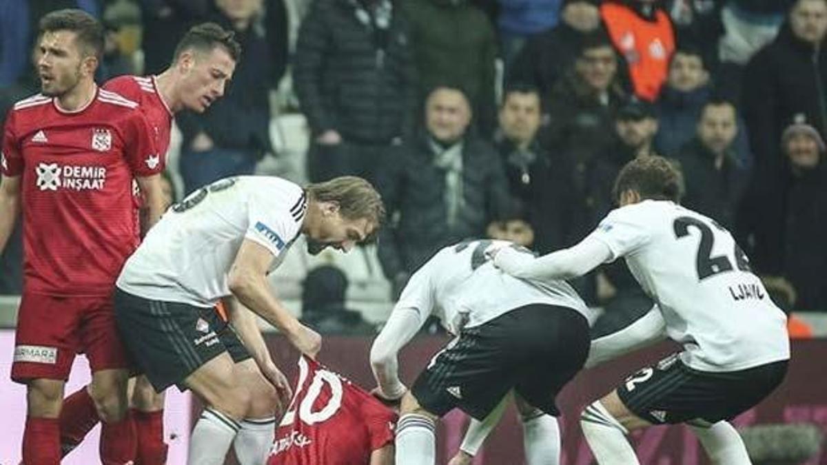 Caner Erkin'den Sivassporlu oyuncunun sırtına 'elti tokadı'