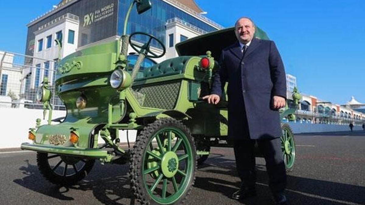 Bakan Varank, yerli üretim elektrikli faytonun direksiyonunda