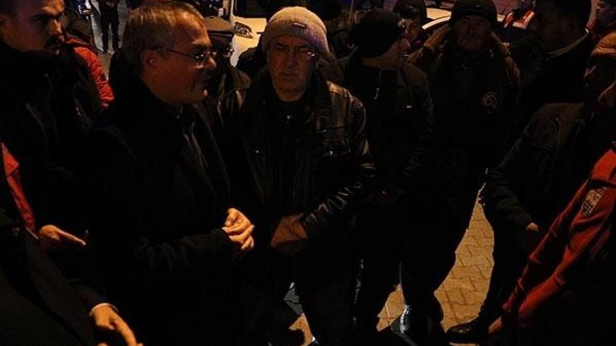 Manisa Akhisar'da 5.4 büyüklüğünde deprem! Vatandaşlar deprem nöbetinde...