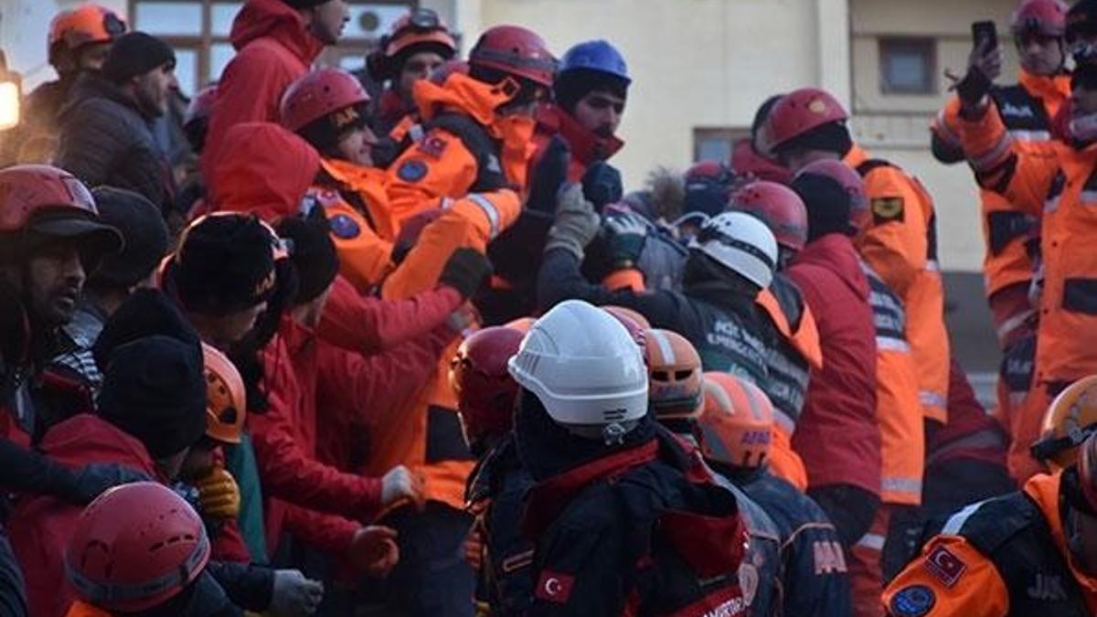 13 saat sonra enkaz altından çıkarıldı!