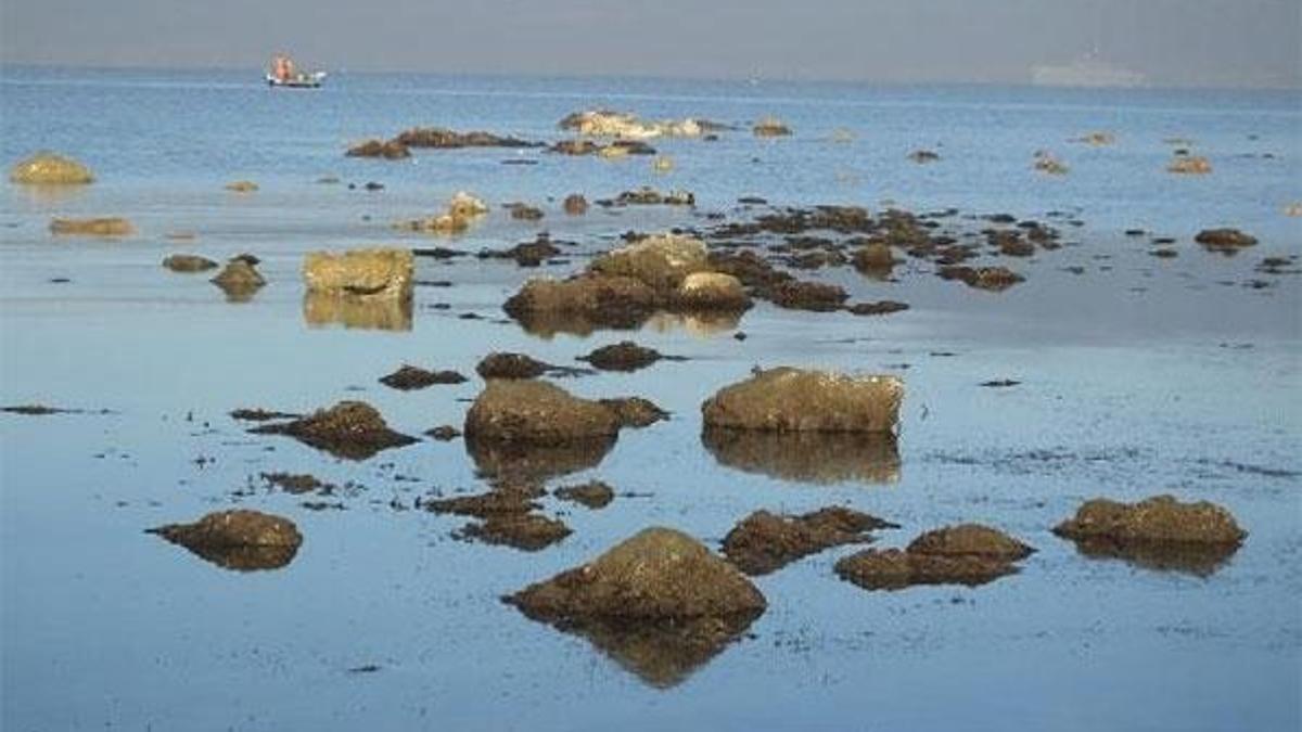 Deniz çekildi, antik limanın kalıntıları su yüzeyine çıktı