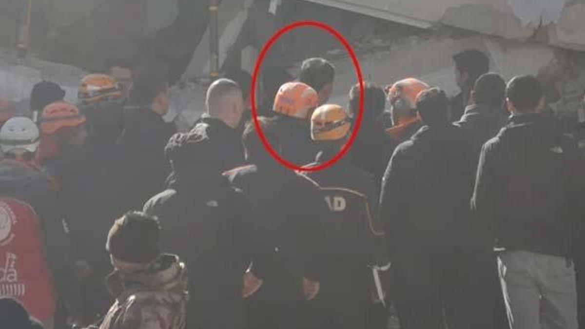 Yan yatan bina, Bakan Kurum yanından geçtiği sırada sallandı