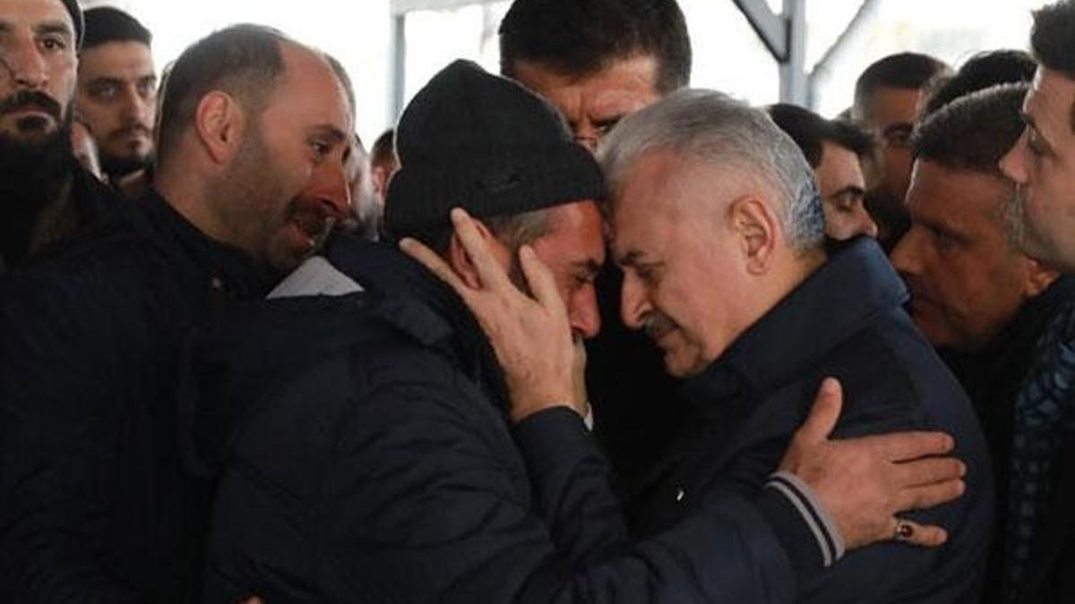 Elazığ'daki depremde hayatını kaybedenler son yolculuğuna uğurlandı