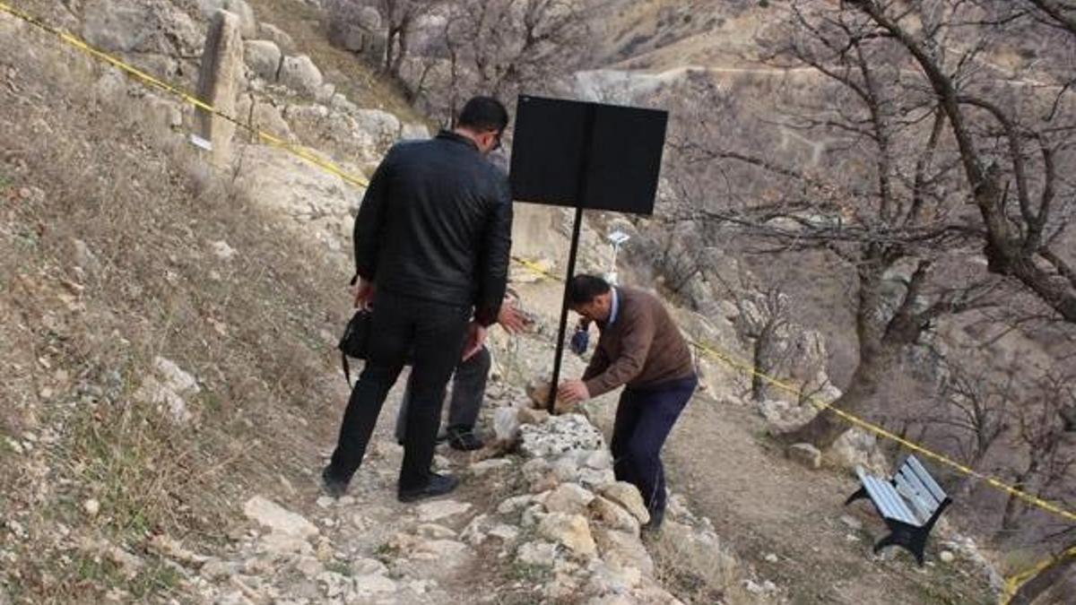 Deprem sonrası bu tabelayı koydular! Kimseyi yaklaştırmıyorlar