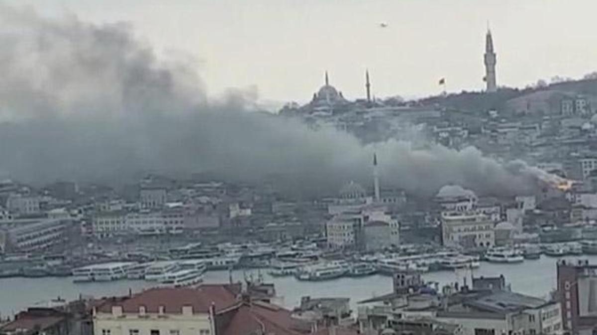 Eminönü'nde bir iş yerinin çatısında yangın
