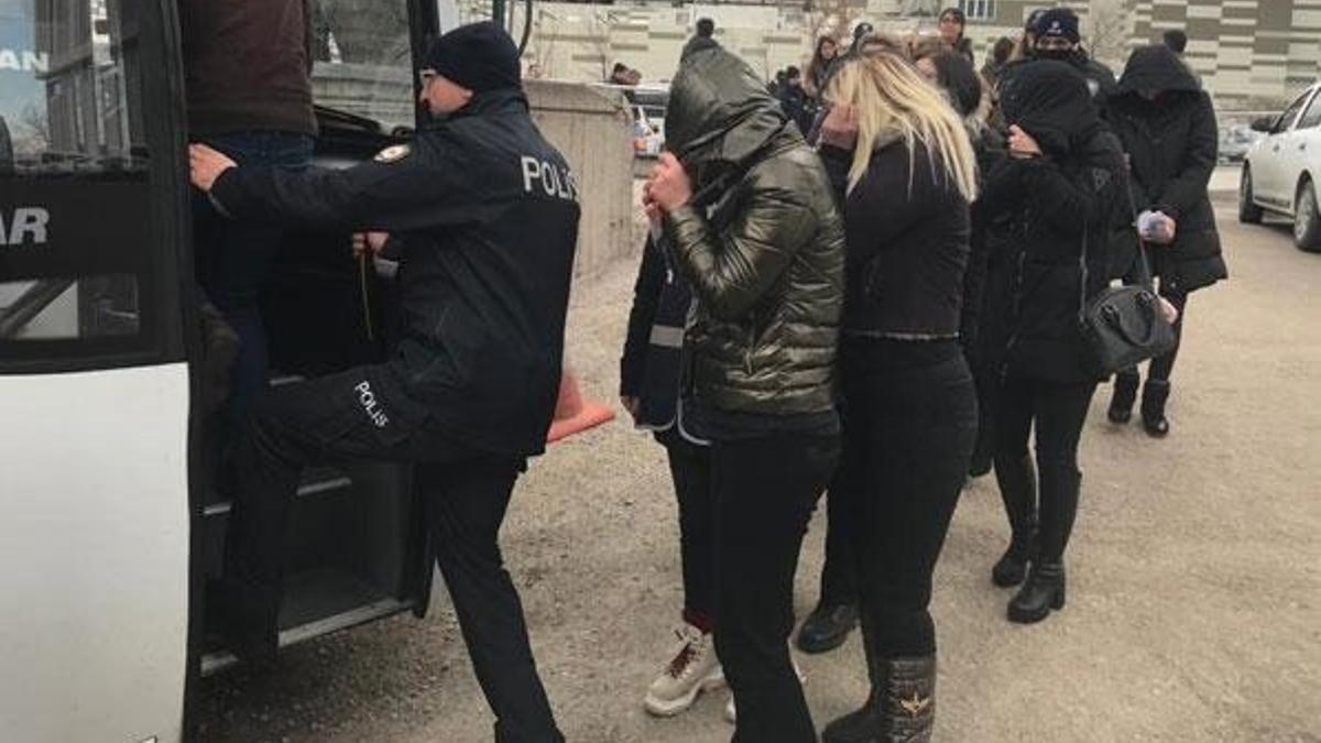 Polis iş üstünde bastı! 20 kişi gözaltına alındı!