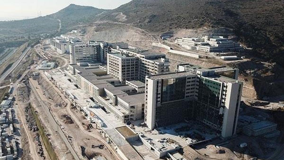 İzmir'in 'sağlık üssü'nde binalar yükseliyor