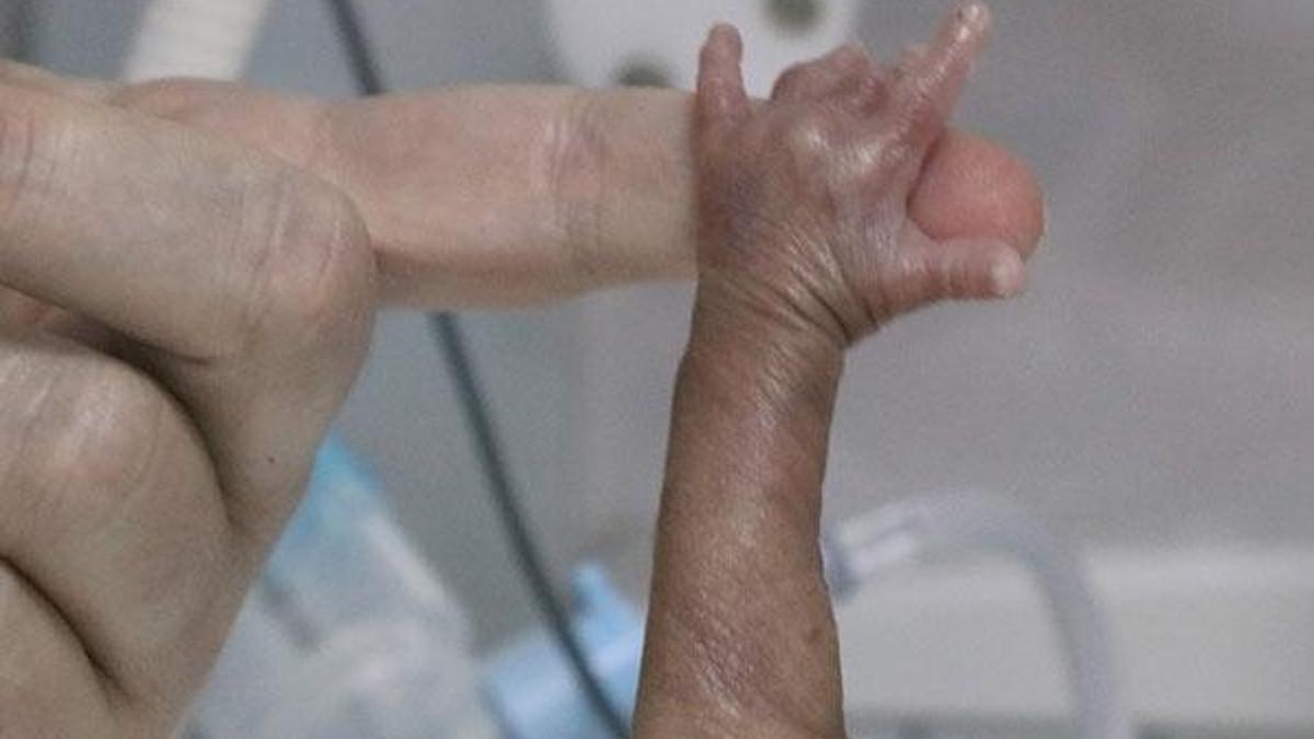 "Parmak" bebeklere gönüllü annelik yapıyor