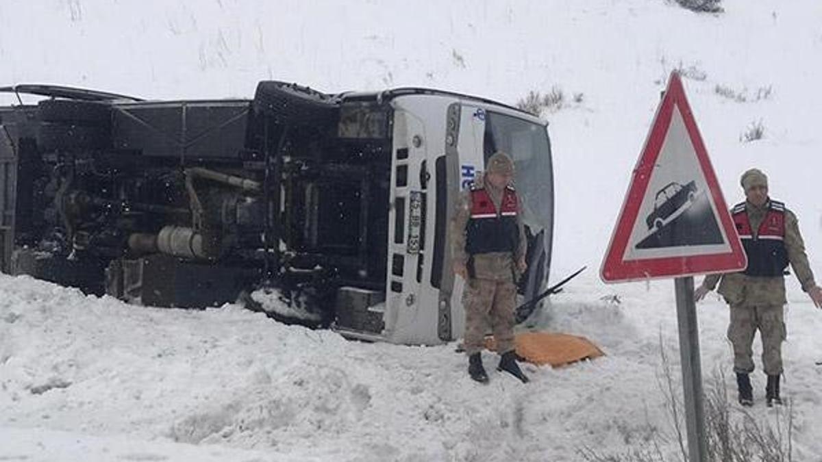 Erzurum'da halk otobüsü şarampole devrildi!
