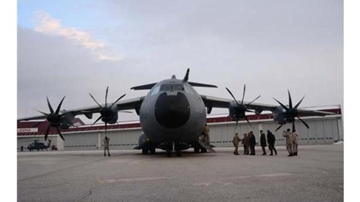 AFAD ve Jandarma personelini taşıyan askeri uçak Van'a indi