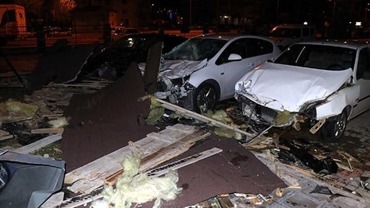 Kayseri'de şiddetli rüzgar caminin çatısını uçurdu, ağaçları devirdi