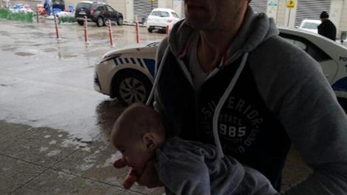 Dili boğazına kaçan bebeği hastaneye polisleri yetiştirdi