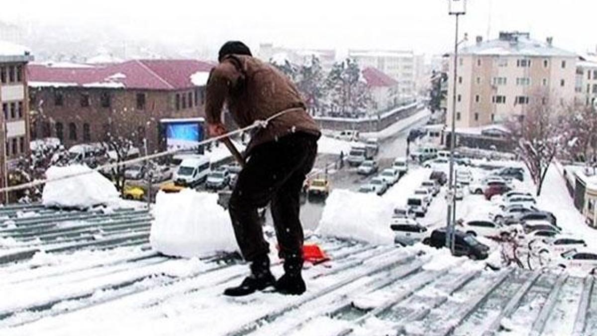 Muş'ta, tehlikeli kar temizliği
