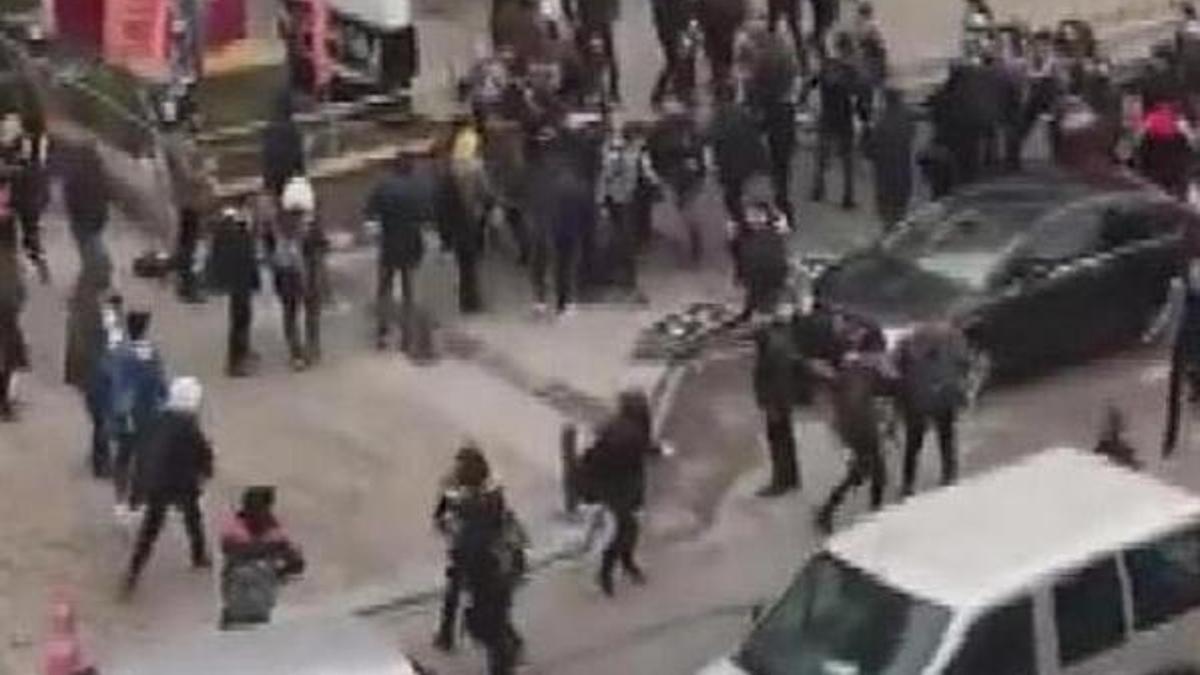 50 öğrenci birbirine girdi! Cadde trafiğe kapandı