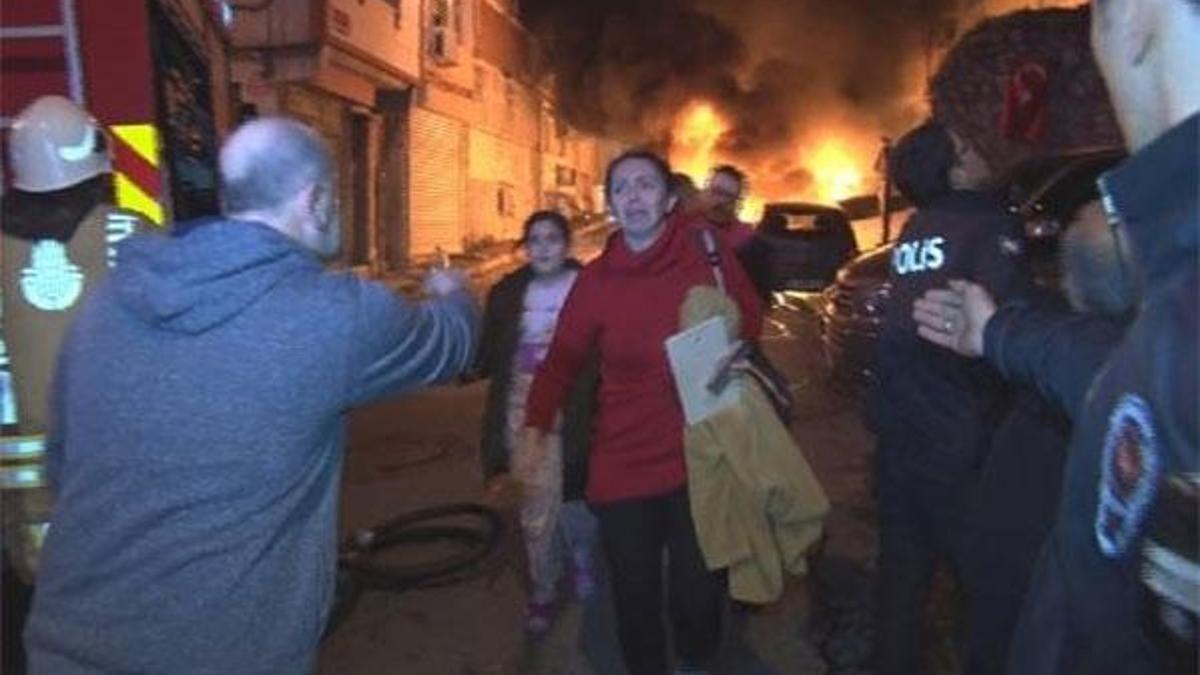Fatih'te 9 otomobil kundaklandı, mahallede korku dolu anlar yaşandı