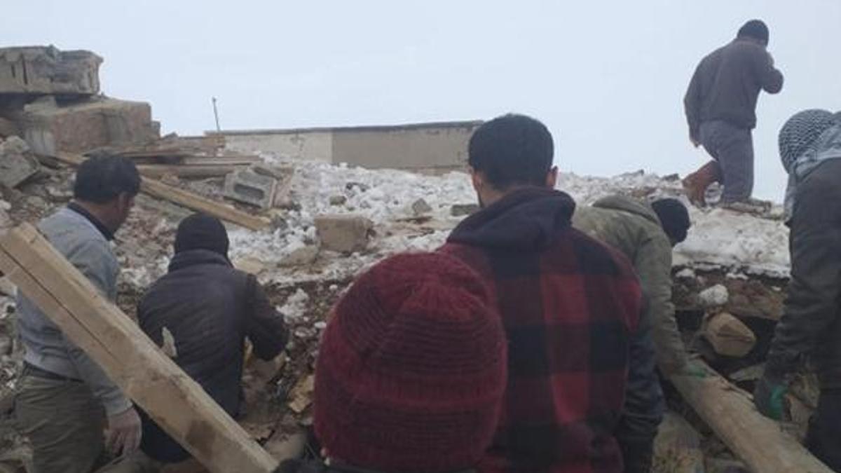 Türkiye-İran sınırında deprem! Van'da iki köyde 9 ölü var!