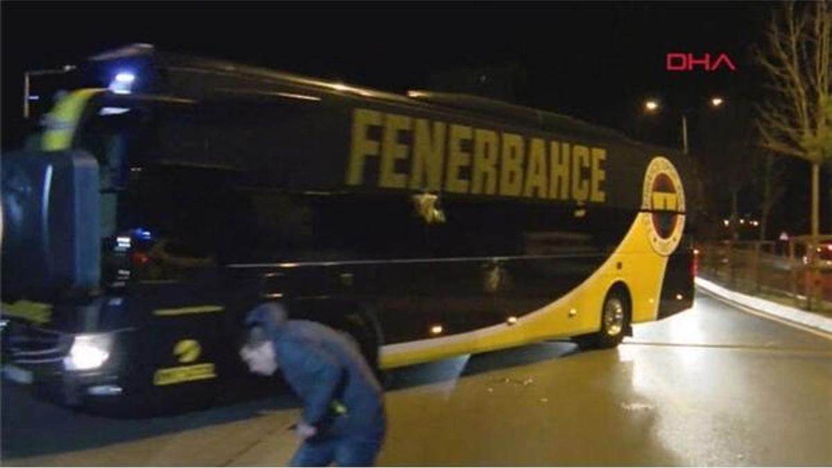 Fenerbahçeli taraftarlar takım otobüsüne saldırdı!