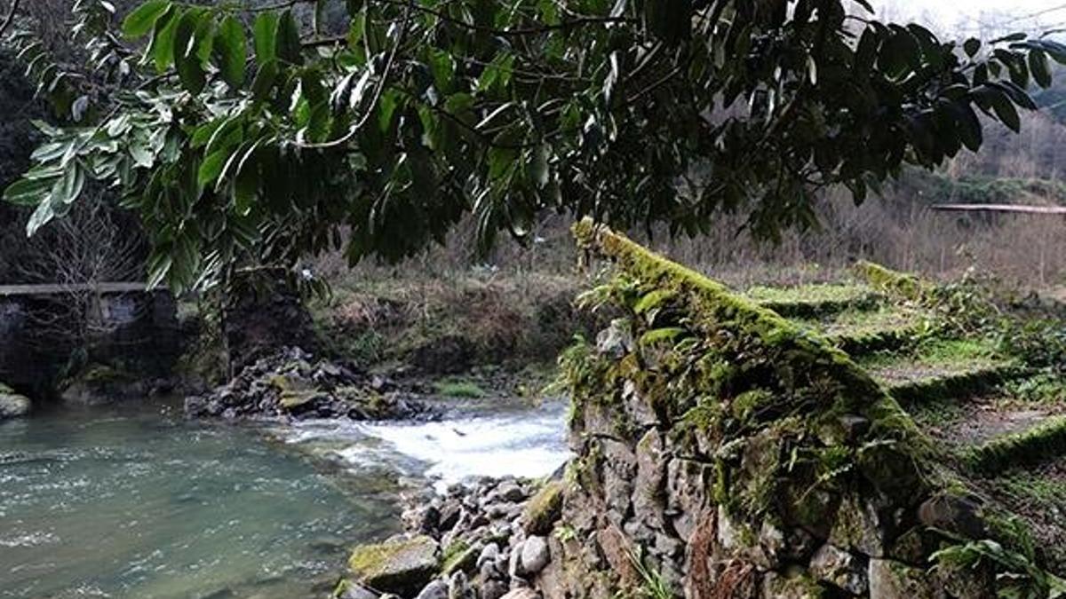 Rize'de tarihi kemer köprü yıkıldı