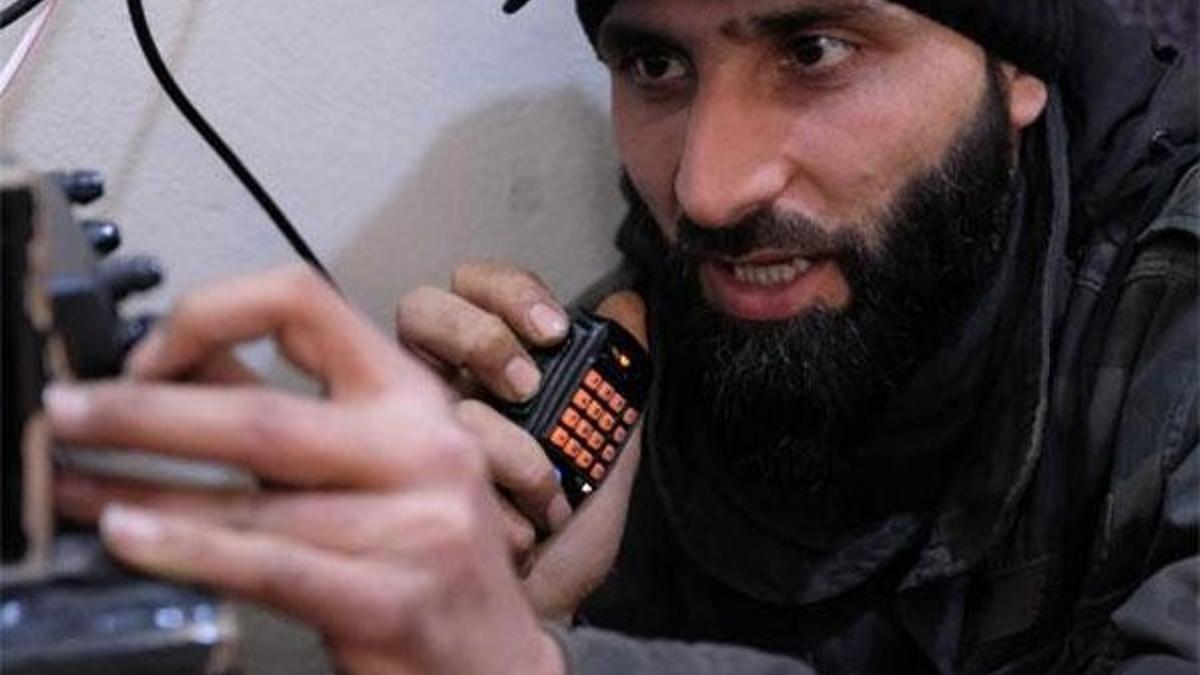 İdlib'de telsiz dinliyor, sivil ve muhalifleri bombardımana karşı uyarıyor