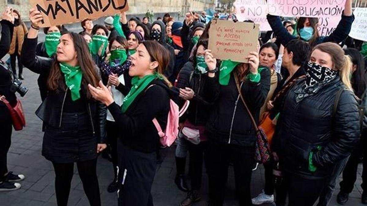 Meksika'da kadınlar mahkemeyi ateşe verdi