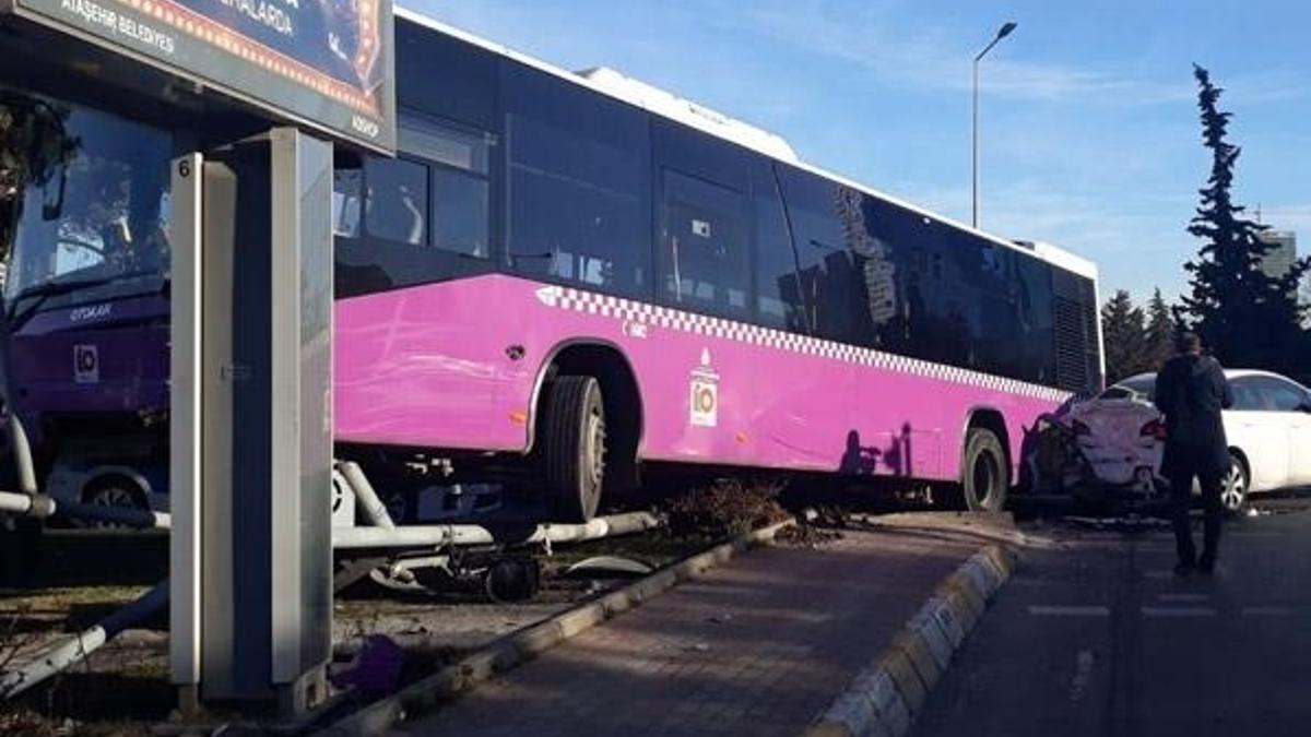 Ataşehir'de halk otobüsü otomobil ile çarpıştı!