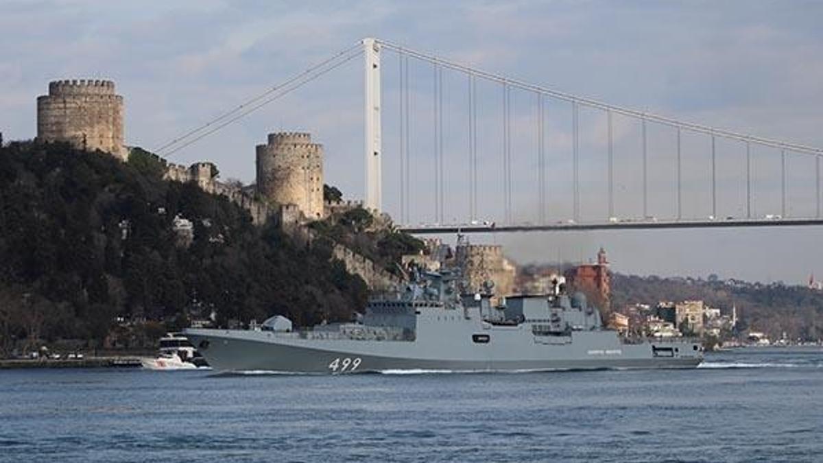 Rus savaş gemileri İstanbul Boğazı’ndan geçti